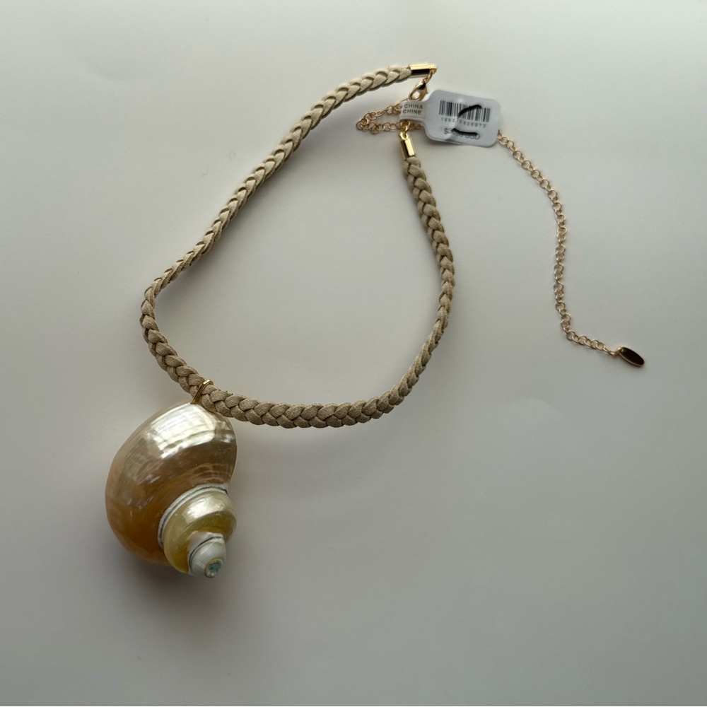 FREE PEOPLE x SERAFINA, SARA - Shell Choker in Neutral Ivory - Picture 6 of 11
